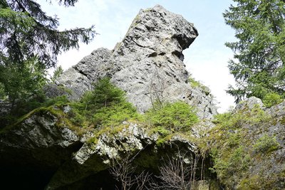 Der 23 Meter hohe Topasfelsen in Schneckenstein ist ein weltweit einmaliges Geotop. Ein neuer Rundweg soll ihn besser erschließen.