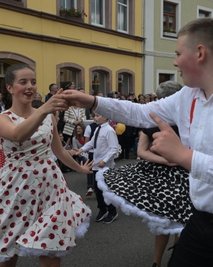 Judith Lauer und Michel Voigt gehören zu den Yellow Boogie Dancers Zwönitz und sind zur Einkaufs- und Erlebnisnacht aufgetreten. 