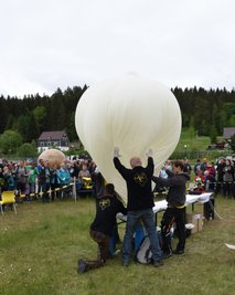 Der Start des Stratosphärenballons wird vorbereitet. 