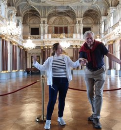 Alexandra Thümmler und Bernhard Schareck haben sich schon mal im riesigen Festsaal des Schlosses Altenburg umgesehen.