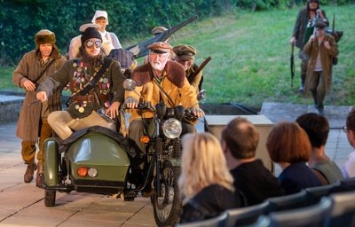 Der Offizier Belcore (köstlich: Bariton Sebastian Seitz, zweiter von links) ist ein selbstverliebter Gockel, den auch noch so viele Orden nicht zu einem Ehrenmann machen, und der seine Armee auf sinnlose Weise schikaniert.