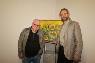 Christian Siegel (r.) und Detlef Freyhoff vor dem Ölgemälde "Sonnenblumen" (1998) von Tatjana Lietz.
