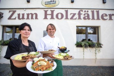 Kerstin Scholz und Enrico Todt vor der vogtländischen Gaststätte.