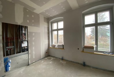 Blick in eines der Zimmer des betreuten Wohnens direkt am Friedenspark in Frankenberg. Links der Durchgang zum eigenen Bad der Wohnung.