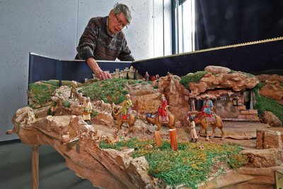 Der frühere Zwickauer Theatermaler Wilfried Arndt beim Aufbau seines Weihnachtsberges, der erstmals öffentlich zu sehen ist.
