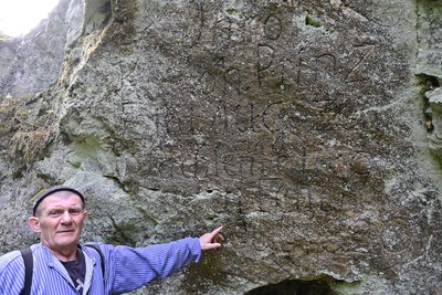 Steffen Gerisch vor der verwitterten Inschrift aus dem Jahr 1829.