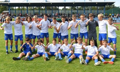 So sehen Sieger aus: Die Nachwuchstalente von Lech Poznan, dem amtierenden polnischen Landesmeister, nach ihrem 3:2-Finalsieg gegen den Hamburger SV beim 5. Montage-Siebert-Cup. 