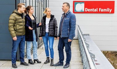 Der Firmenname ist Programm: Vier ausgebildete oder angehende Zahnärzte als Familie, das sind Schwiegersohn Paul Schneider, Tochter Josephine Pohl sowie die Eltern Carmen und Andreas Pohl (v.l.). 