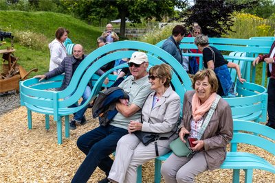 Die „Modified Social Bench“ von Jeppe Hein in Jahnsdorf.