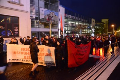 Der Demozug von Chemnitz Nazifrei ist am Hauptbahnhof angekommen...