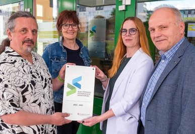 Das aus Lehrer Mario Melzer, Praxisberaterin Antonella Krippner, Schulleiterin Norma Grube sowie Lehrer Detlef Arnold (v. l.) bestehende Berufsorientierungsteam kann eine neue Tafel mit dem Qualitätssiegel am Schulgebäude befestigen. 