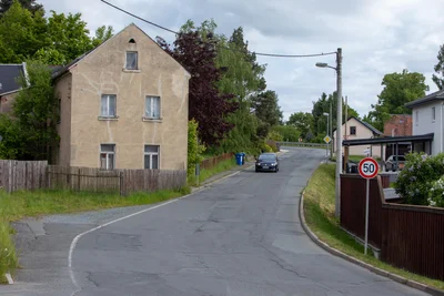 Das leerstehende Gebäude nahe dem Abzweig Windberg sorgt für Ärger in Großfriesen: Weil es in den Straßenraum hineinragt, plant die Stadtverwaltung den Straßenneubau mit einer Engstelle.