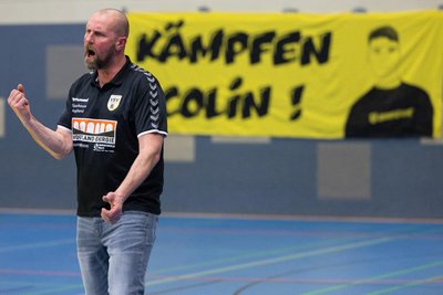 Kämpfen für den Klassenerhalt heißt es am Samstag für die Männer von Trainer Alexander Krug. Auch den im Hintergrund erwähnten krebskranken jungen VSV-Fan Colin würde ein Sieg sicher sehr freuen.
