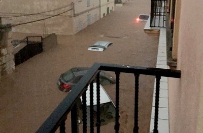 In Sant Llorenc stehen Autos auf einer überfluteten Straße.