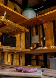 Durch das Gitter an der Wand strömt die im Gill erwärmte Luft ein.