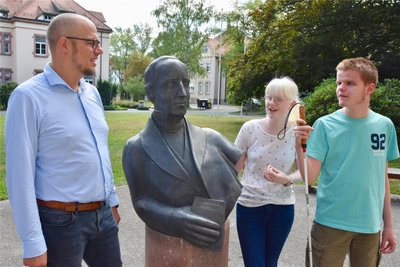 Förderschulrektor Michael Theiss sowie zwei der Exkursionsteilnehmer, Seline und Erik, sind schon voller Vorfreude auf Paris.
