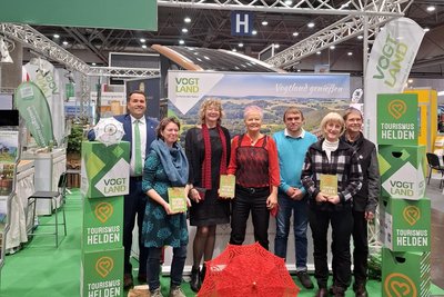 2025 wurde der „Holzfäller“ zum Tourismusheld in der Kategorie Gastronomie gewählt. Im Bild (von links): Tourismusverbands-Chef Andreas Kraus, Claudia Hempel, Heike Kirchhoff, Karin Lenk, „Holzfäller“-Inhaber Enrico Todt sowie Gabi Rudolph und Frank Luft von der Plauener Schaustickerei.