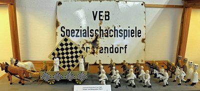 Diese Schnitzerei als Gemeinschaftswerk stammt vom Schul- und Heimatfest aus dem Jahr 1963. 