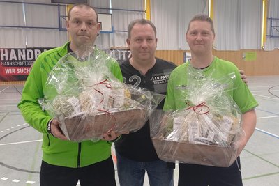 Ronny Richter (l.) und Michael Schmidt (r.) pfiffen alle Heimspiele der Rochlitzer C-Junioren in dieser Saison und bekamen dafür von Abteilungsleiter Frank Roland je einen Präsentkorb überreicht.