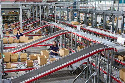 Blick in das Logistikzentrum in Hartmannsdorf. Täglich werden hier tausende Pakete an Kunden versendet.