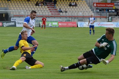 Torhüter Tom Seyfarth vom VfB Empor Glauchau hatte im Testspiel des Landesligisten gegen den VfB Auerbach viel zu tun. Hier vereitelt er den Torschuss von Ilja Sevcuks (gelbes Trikot). 