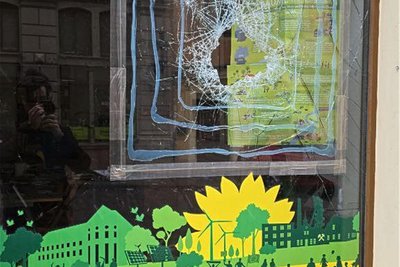 Mit einem Stein hat ein Unbekannter eine Scheibe des Grünen-Büros an der Kesselgasse in Freiberg beschädigt.