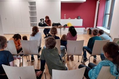 Die Hortkinder des Christlichen Kindergartenvereins Reichenbach bei einer Lesung mit Marieluise Ritter in der Bibliothek.
