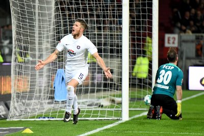 Aues Dennis Kempe (l) jubelt nach seinem Treffer zum 1:1, Paulis Torwart Robin Himmelmann ist geschlagen.