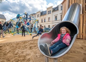 Im neu gestalteten Außengelände der Olbernhauer Goethe-Grundschule finden sich jetzt zahlreiche Spiel- und Erlebniselemente. 
