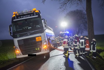 Einsatzkräfte mussten den 45 Tonnen schweren Lkw bergen.