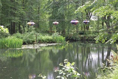 „Schwebende Farben“ von Nevin Aladag im Austelpark Zwönitz.