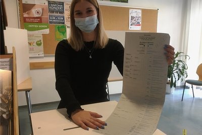 Emilia Neubert, Azubi im 2. Lehrjahr, ist Mitglied im Briefwahlteam der Stadtverwaltung. Sie steht hinter der Urne, in die Reichenbacher ihre Stimme vor dem Wahltag einwerfen können.