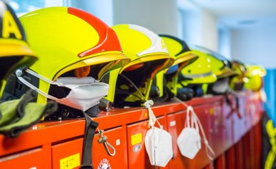 In Corona-Zeiten gehört bei Einsätzen auch der Mund-Nasen-Schutz zur Ausrüstung der Feuerwehr. 