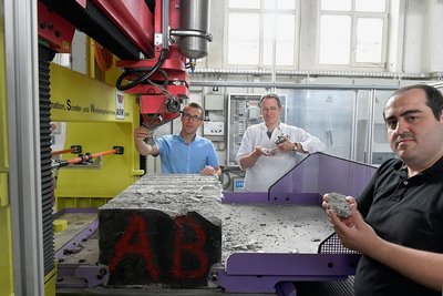 An der Versuchsanlage für Bergbau an der Bergakademie testet das Team von RockFeel die Neuentwicklung. 
