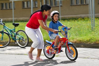 Stolz ist der fünfjährige Gabriel, dass er ein eigenes Fahrrad hat. Seine Mutter hilft ihm und fährt selbst Fahrrad. Sie arbeitet beim Fahrradhersteller Diamant.