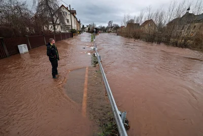 Während jahrelang Unterlagen hin- und hergeschoben wurden, trat der Lungwitzbach, wie hier im Dezember 2023, mehrfach über die Ufer.