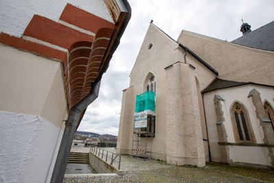 Das Bild, das bis zum Sonntag noch verdeckt sein wird, befindet sich an der Ostseite der Johanniskirche.