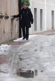 Spiegelglatte Straßen und Gehwege haben in weiten Teilen Deutschlands zu Unfällen geführt und reihenweise Fußgänger zu Fall gebracht. Auch bei extremen Wetterverhältnissen wie gefrierendem Regen müssen Hauseigentümer dafür sorgen, dass Fußwege einigermaßen begehbar sind. Zudem besteht bei Tauwetter Gefahr durch herabstürzende Eiszapfen.