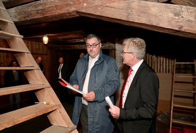 Verwinkelter Dachboden. Bürgermeister Volkmar Viehweg (links) weiht den Vorstandsvorsitzenden der Erzgebirgssparkasse, Roland Manz, in die Geheimnisse des Patrizierhauses ein. 