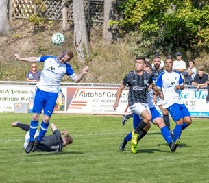 Ein Unglück kommt für den VfB Empor Glauchau derzeit selten allein: Michael Groß köpfte im Pokalspiel bei Tanne Thalheim den Ball zum 0:1 ins eigene Tor. Am Ende verloren die in Weiß-Blau spielenden Gäste mit 1:2. Rechts im Bild verfolgte Tony Thiam die Szene. 