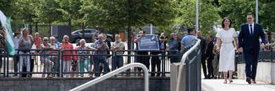 Begleitet von Protest- und auch Schmährufen gegen Annalena Baerbock gingen die deutsche Außenministerin und ihr tschechischer Amtskollege über die Brücke von Vejprty nach Bärenstein.