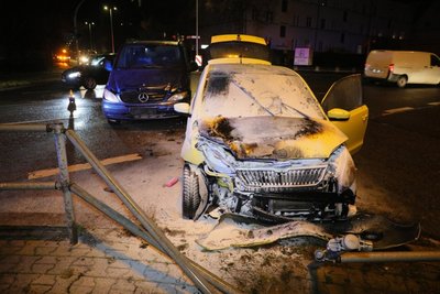 Unfall an der Carl-von-Ossietzky-Str. Kreuzung Clausstraße / Gelöschter Skoda 