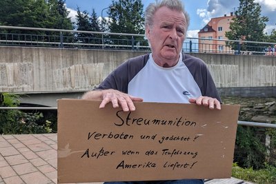 Matthias Grünewald aus Königswalde hatte sich am Morgen spontan ein Plakat gemalt, um zu demonstrieren. Rechte und Ausländerfeinde lehnt er ab, sagt er.