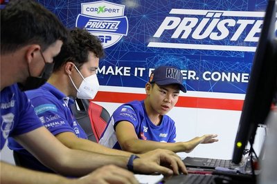 Ryusei Yamanaka (rechts) wertet mit der Technik-Crew seine Trainingsergebnisse aus. 