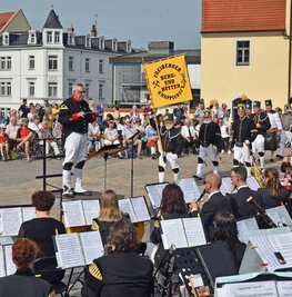 Ein stimmungsvolles pfingstsonntägliches Finale wurde mit dem Pop-up-Konzertauf dem Schloßplatz Freiberg geboten. Die Mittelsächsische Philharmonie und das Bergmusikkorps luden zu einer musikalischen Reise durch Europas Welterbestätten ein. 