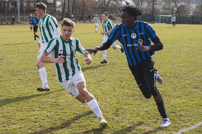 Die Fußballer von Athletic Sonnenberg (hier rechts im Bild Luk Gatreak Palet Luk im Pokalspiel am vergangenen Wochenende in Klaffenbach) treten am Sonntag zum Spitzenspiel beim TSV Ifa an.