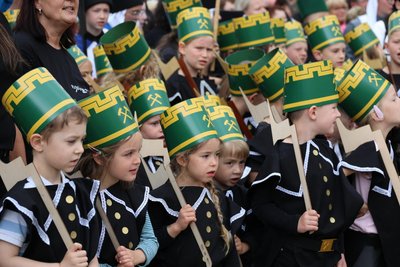 Etwa 180 Kinder haben am Sonntag die erste Kinderbergparade in Schneeberg gestaltet.