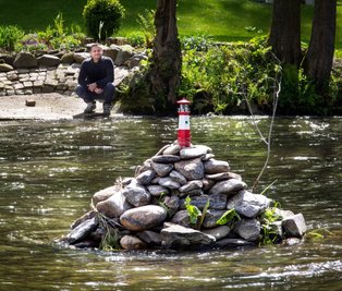 Ronny Joch ist der Leuchtturmwärter aus Hennersdorf. Der Leuchtturm steht seit drei Jahren mitten im Fluss unterhalb der Schönthalbrücke und ist ein beliebtes Fotomotiv für Wanderer und Spaziergänger. 
