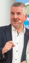 Der parteilose Bürgermeisterkandidat Wolfram Braun für Oederan (l. und 3. v. l.) und Amtsinhaber Steffen Schneider (Freie Wähler, 2. v. l. und r.) haben zum "Freie Presse-Wahlforum rege diskutiert.