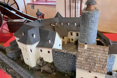Der Kanonendonner eröffnet die Festlichkeiten anlässlich des Jubiläums 777 Jahre Schloss Voigtsberg. Hier ein Modell der Anlage, die neben der Kanone im Museum ausgestellt wird.